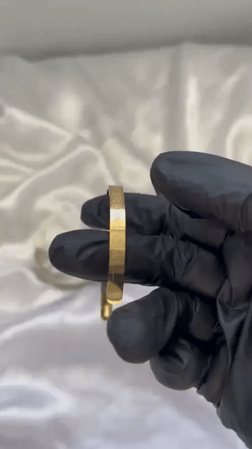 𝐒𝐭𝐲𝐥𝐳𝐚™ Islamic Ayat ul Kursi Scripted Bangle | إسوارة منقوشة بآية الكرسي الإسلامية